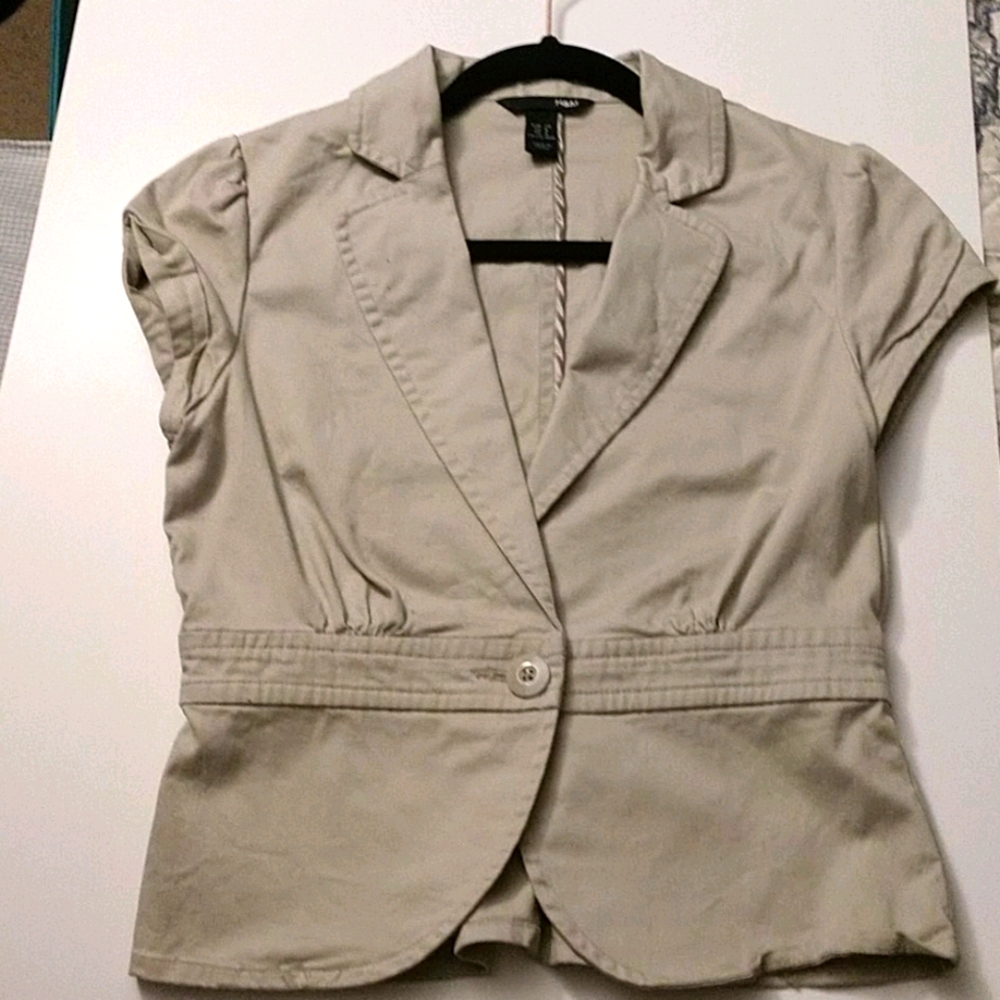 H&M Blazer Short Sleeve Tan Khaki color size 8 (fits more like a 6)